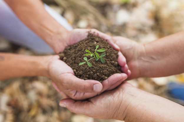 Mujeres y niñas, las más afectadas por la degradación del medio ambiente en Colombia